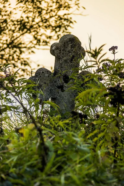 Primer Plano Una Vieja Cruz Piedra Sobre Tumba Abandonada — Foto de Stock