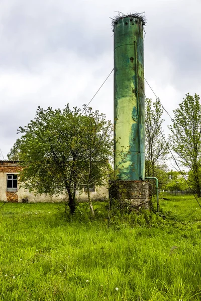 Зеленая Водонапорная Башня Гнездом Вершине Украинской Деревне — стоковое фото