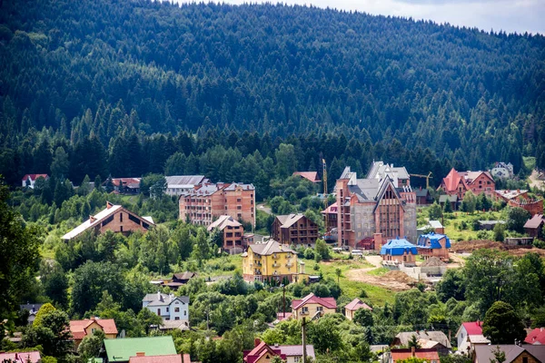 Karpatlar, Lviv Bölgesi, Ukrayna 'daki Spruse Ormanı yakınlarındaki vadide bitmemiş kulübeler.