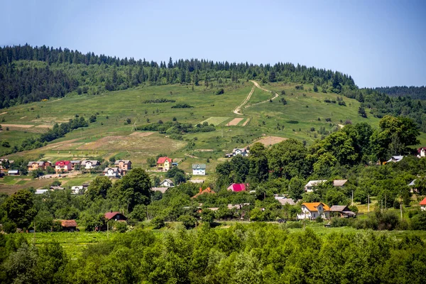 ウクライナのカルパティアにある小さな町の家やコテージの空中ビュー — ストック写真