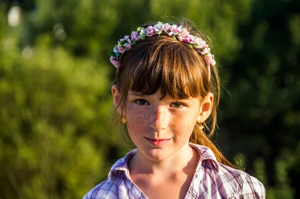 Portrait Girl Hoop Flowers Her Hair Nature — Stock Photo, Image