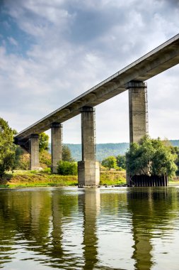 Dnister Nehri 'nin altında yüksek bir köprü, Ulusal Doğa Parkı Dnister Kanyonu, Ternopil Bölgesi Ukrayna