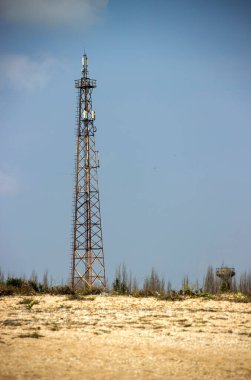 Deniz kıyısı yakınlarında cep telefonu iletişimi olan eski demir kule.