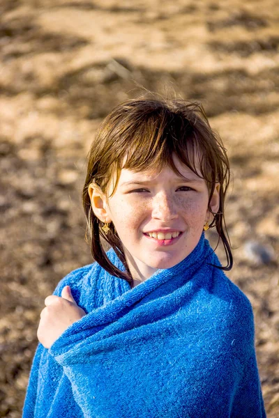 Retrato Una Linda Niña Envuelta Una Toalla Playa Mar — Foto de Stock