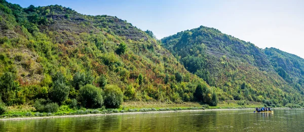 Spor katamaranı, Ulusal Doğa Parkı Dnister Kanyonu, Ukrayna Ternopil Bölgesi 'nde insanlarla dolu bir nehir manzarası.