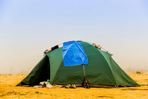 Close Tenda Turística Verde Areia Praia Mar — Fotografia de Stock