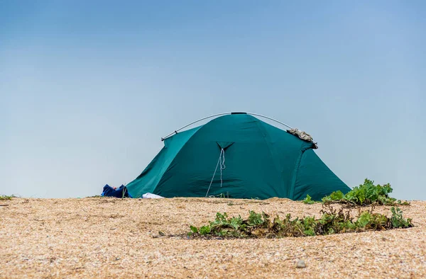 Zbliżenie Zielony Namiot Turystyczny Piasku Plaży Morskiej — Zdjęcie stockowe