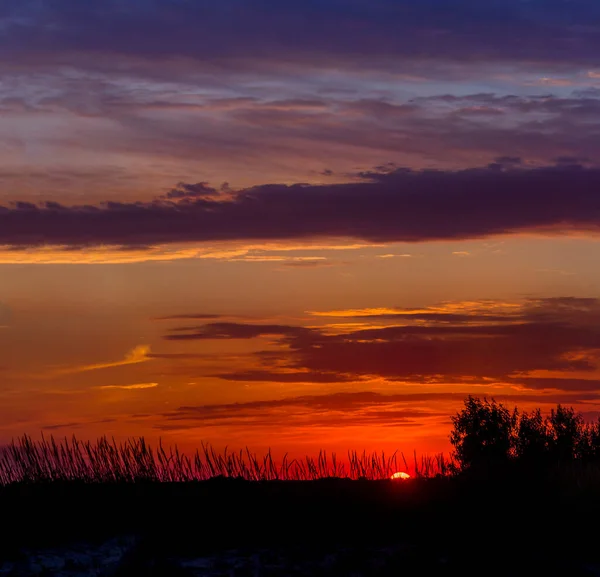 Una Puesta Sol Roja Bajo Estepa Ucraniana Cerca Del Mar — Foto de Stock