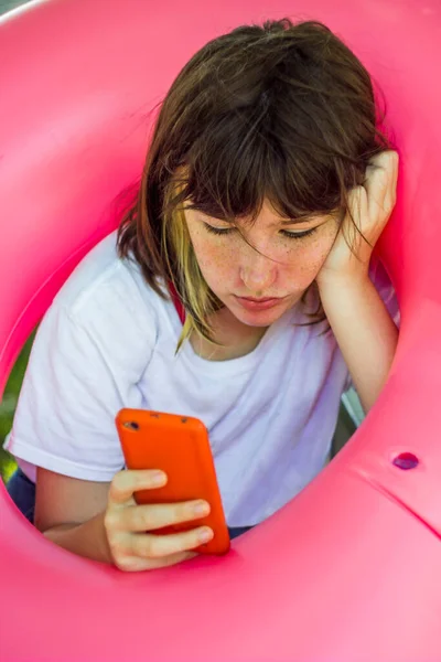 Närbild Tonåring Flicka Titta Smartphone Med Rosa Badring — Stockfoto