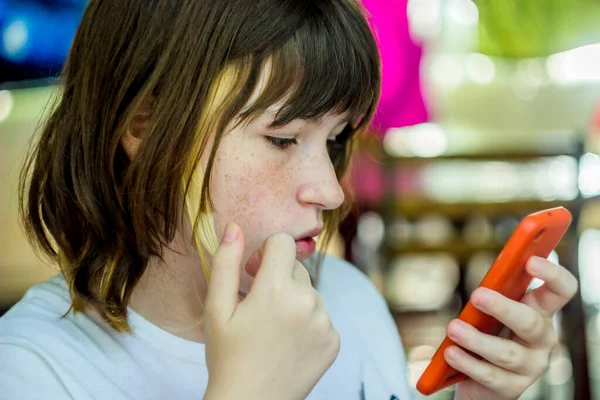 10代の女の子がスマートフォンを見て — ストック写真