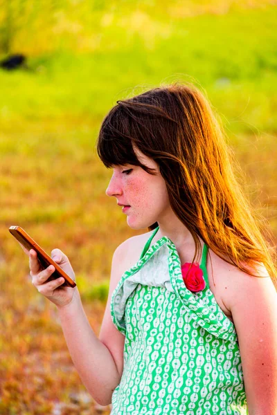 Primer Plano Una Chica Adolescente Mira Teléfono Inteligente —  Fotos de Stock