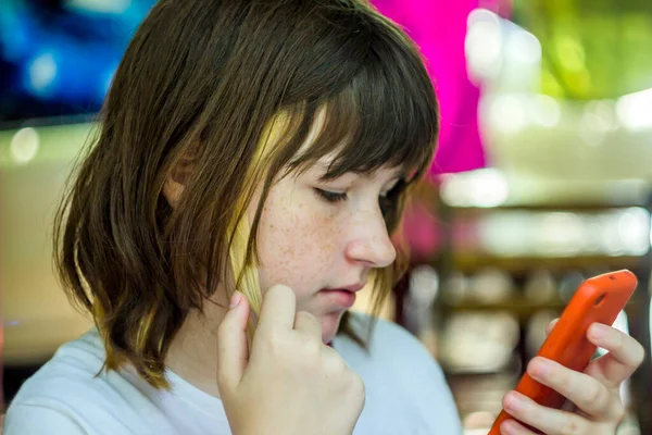 Närbild Tonåring Flicka Titta Smartphone — Stockfoto