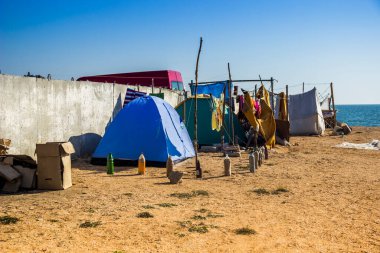 Ukrayna 'nın Kherson bölgesinde, Arapların tükürüğü yakınındaki Azov deniz sahilinde vahşi bir kamp.