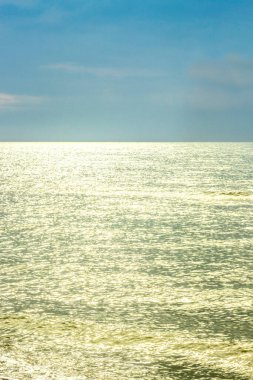 Aydınlık bir günde güneş ışığı olan bir deniz yüzeyini kapatın, Azov Denizi, Ukrayna