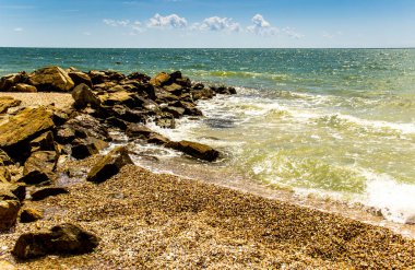 Deniz sularındaki büyük taşlara yakın çekim, Azov Denizi, Ukrayna