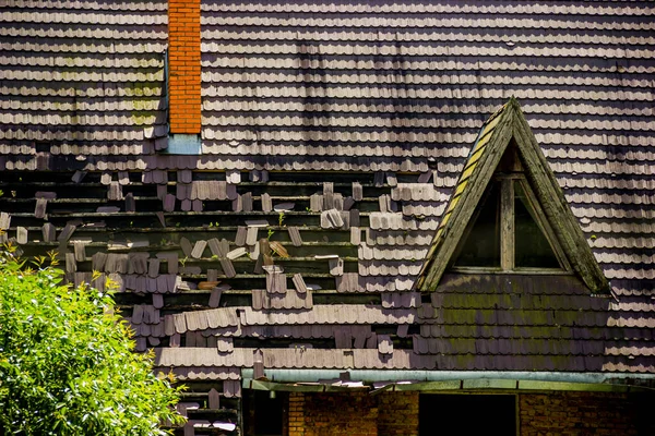 Nahaufnahme Eines Beschädigten Daches Der Unvollendeten Hütte Einem Ukrainischen Karpatendorf — Stockfoto