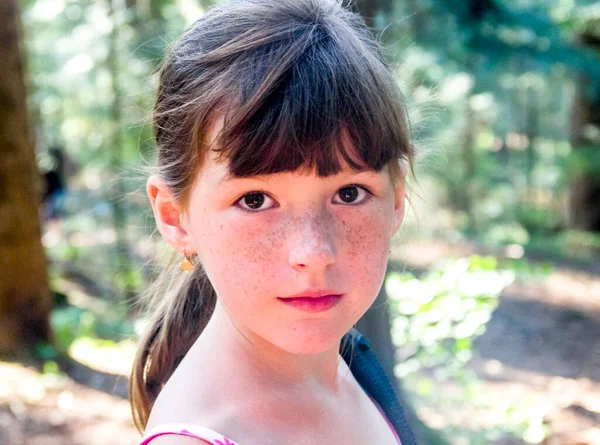 Närbild Ett Porträtt Liten Flicka Granskogen — Stockfoto