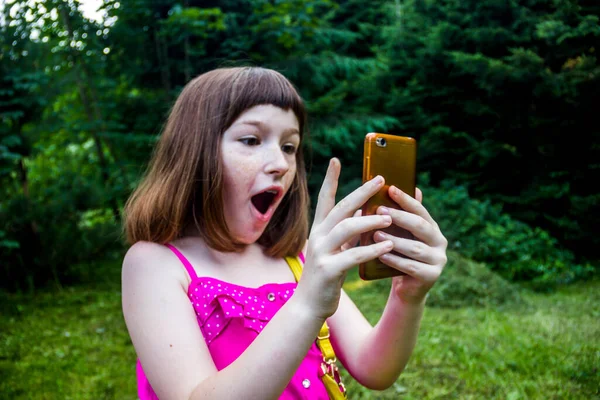 Primer Plano Una Niña Tomando Selfie Naturaleza Cerca Del Bosque —  Fotos de Stock