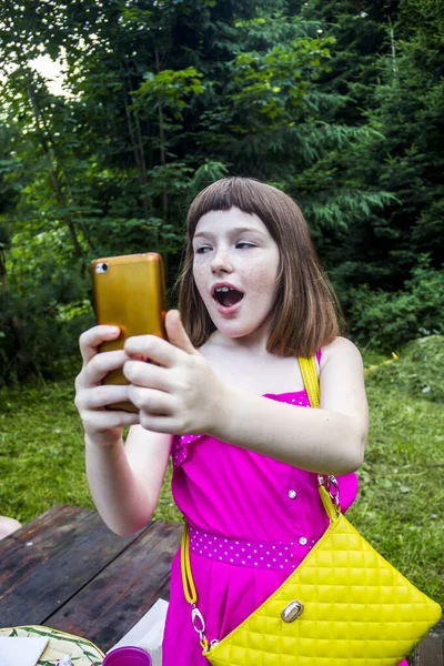 Närbild Liten Flicka Som Tar Selfie Naturen Nära Skogen — Stockfoto