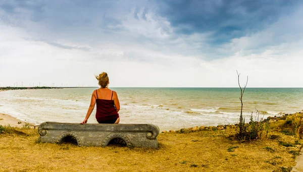 Uma Mulher Sentada Banco Frente Praia Olhando Para Mar — Fotografia de Stock