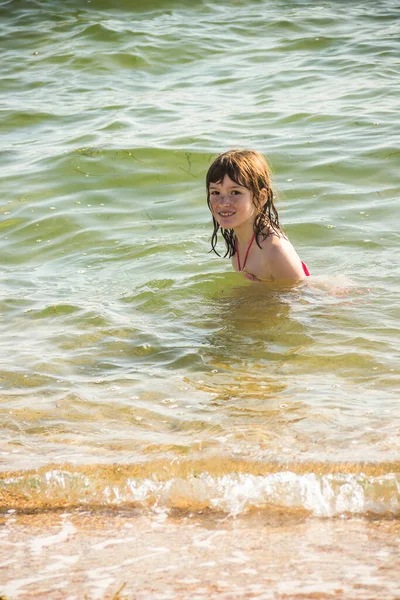 Uma Menina Maiô Vermelho Praia Mar — Fotografia de Stock