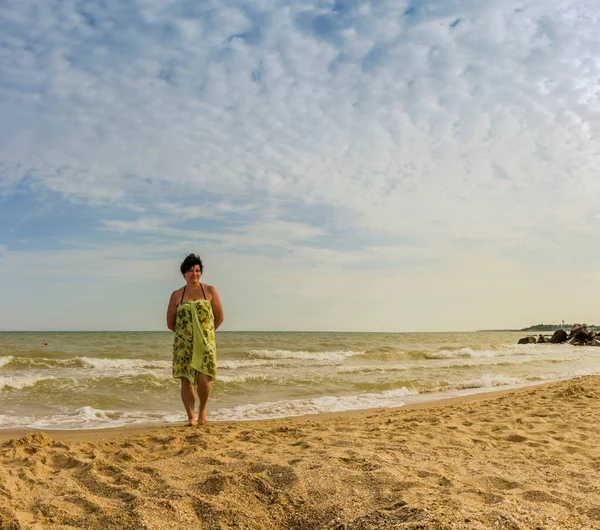 Uma Mulher Envolta Uma Toalha Que Fica Praia Mar — Fotografia de Stock