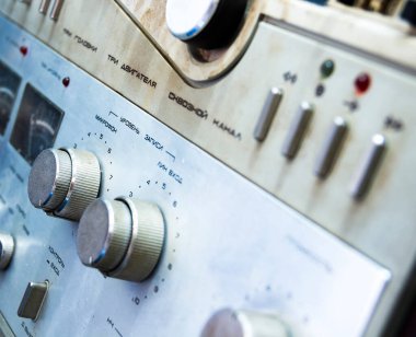 Bağbozumu kayıt cihazının kontrol paneline yakın çekim. Metin 'rec level', 'line in', 'microphone' vb olarak çevrildi