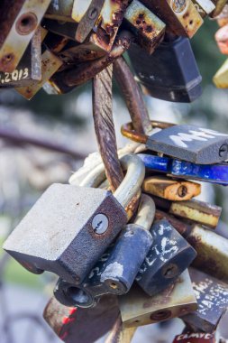 Geleneksel evlilik ritüeli olarak köprüdeki birçok kapalı aşk kilidine yakın çekim.