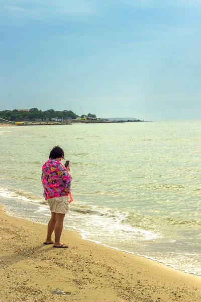 Lanscape Com Uma Mulher Tira Foto Praia Mar Com Smartphone — Fotografia de Stock