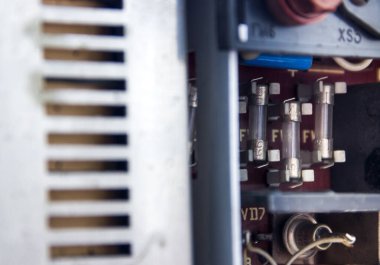 Eski kayıt cihazının arka panelinin üstündeki elektrik sigortalarının yakın plan görüntüleri.