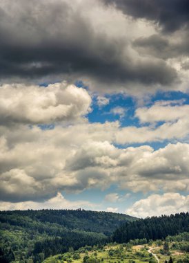 Gökyüzündeki derin bulutlar Karpatya ormanlarının altında Skole Beskids Ulusal Doğa Parkı, Ukrayna 'nın Lviv bölgesi