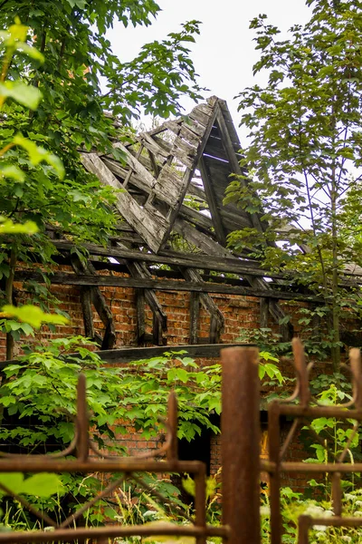 Close Damaged Roof Unfinished Cottage — Foto de Stock