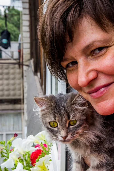 Close Smiley Woman Grey Cat Big Eyes Balcony — Fotografia de Stock