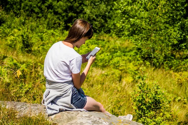 Close Olhar Menina Adolescente Smartphone Natureza — Fotografia de Stock