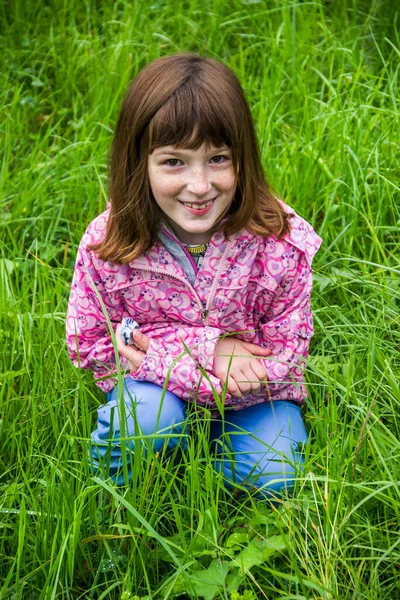 Primer Plano Una Niña Sonriente Con Abrigo Rosa Prado Hierba —  Fotos de Stock