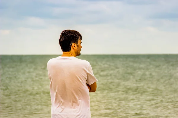 Man White Short Stay Seashore Looks Distance — Fotografia de Stock