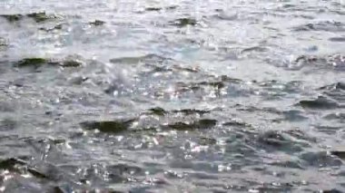 Nehrin dalgalı suyuna yakın çekim