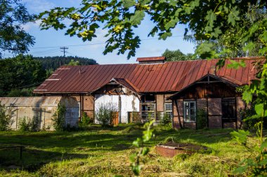 eski mekanik atölye avlusu