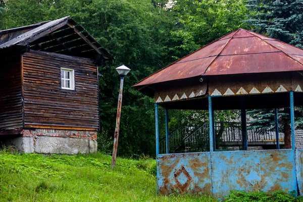Old Rusty Iron Gazebo Lantern Small Wooden Cottage Tourist Camping — Foto de Stock