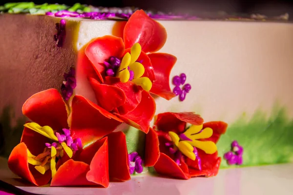 Close Cream Flowers Side Birthday Cake — Zdjęcie stockowe