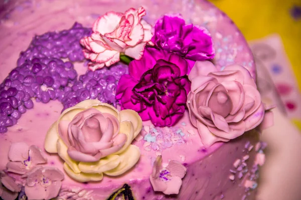 Close Cream Flowers Top Birthday Cake — Zdjęcie stockowe