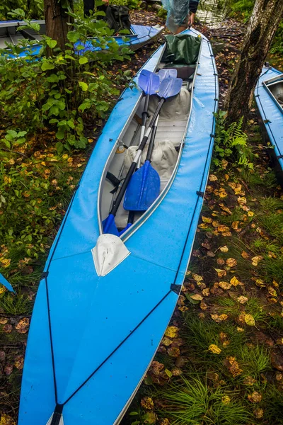 Blue Long Kayak Vessels Lake Bank —  Fotos de Stock
