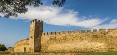 Bilhorod-Dnistrovsky, Odessa bölgesi, Ukrayna 'daki Ortaçağ Akkerman kalesinin duvarı ve kulesi