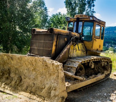 SSCB 'nin yolda yaptığı eski traktör.