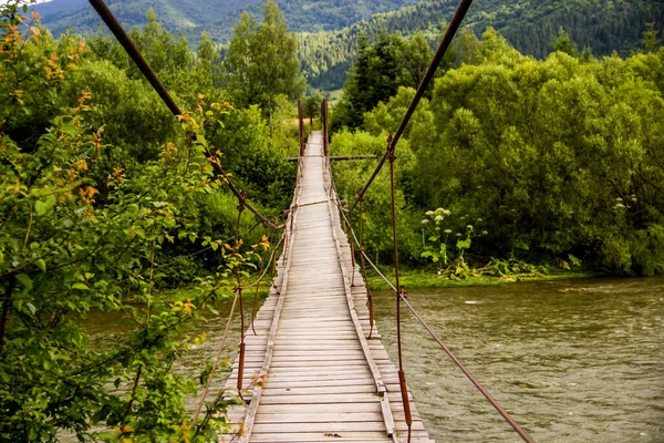 Felfüggesztés Gyalogos Gyaloghíd Alatt Gyors Folyó Ukrán Kárpátok Nemzeti Park — Stock Fotó