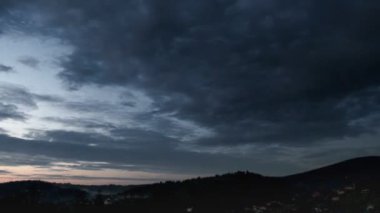 Batı Ukrayna 'nın Lviv bölgesindeki ulusal park Skolivski beskidy, Karpat Dağları' ndaki ormanın altındaki gece bulutlarının manzarası.