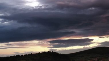 Karpatya dağlarında sisli bir sabah ormanı ulusal park Skolivski beskidy, Batı Ukrayna 'nın Lviv bölgesi