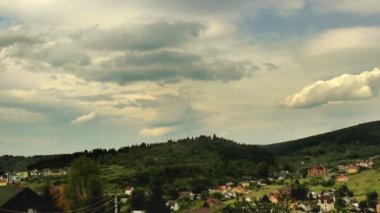 Karpat beskids, Skhidnytsya, Batı Ukrayna'nın Lviv Bölgesi Ukraynalı köyde havadan görünümü