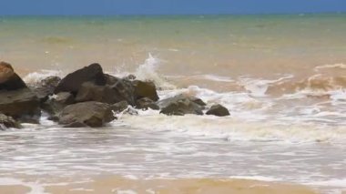 Deniz sularındaki büyük taşlara yakın çekim, Azov denizi, Ukrayna