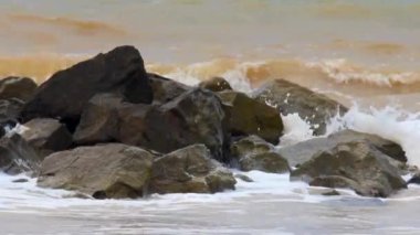 Deniz sularındaki büyük taşlara yakın çekim, Azov denizi, Ukrayna